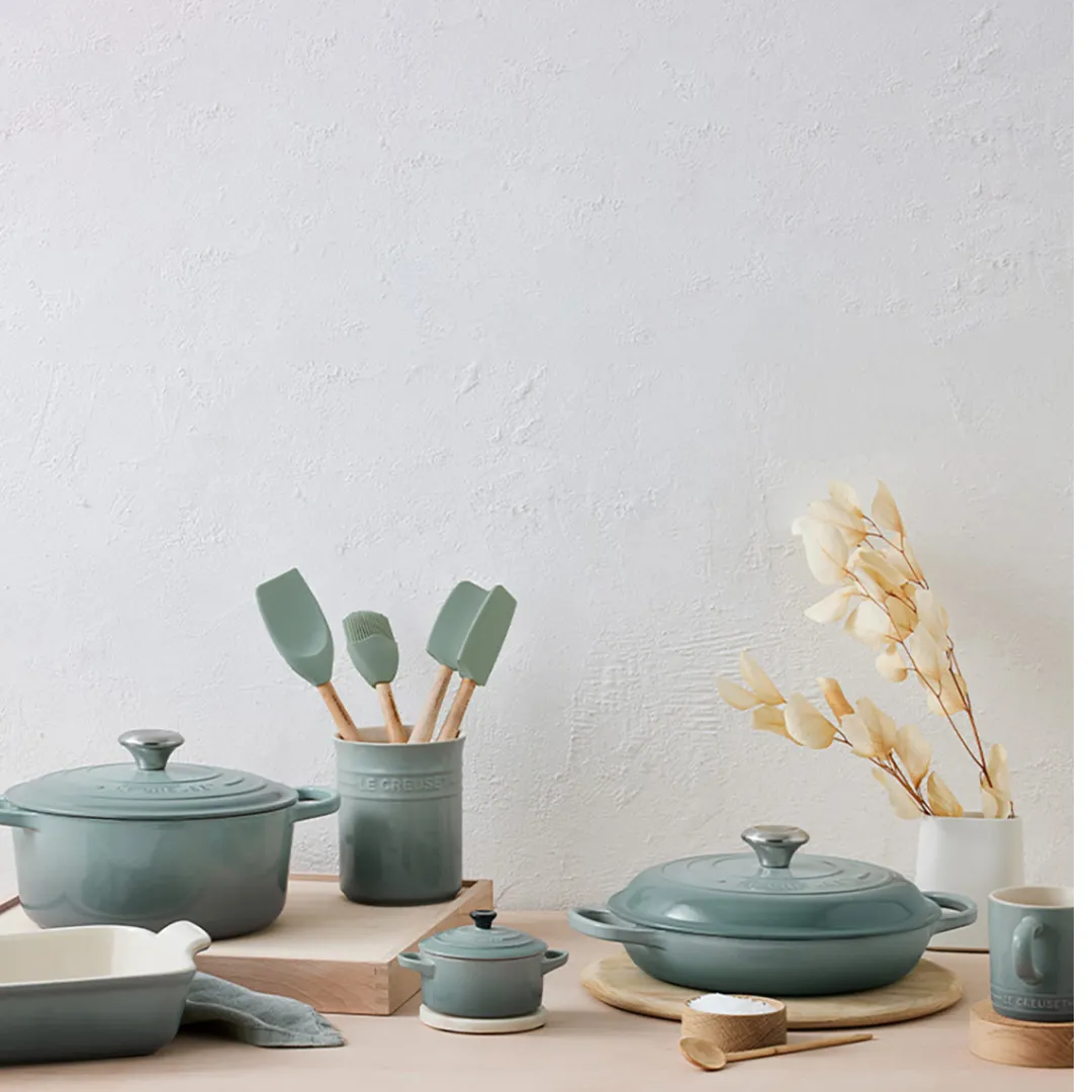 signature_round_casserole_1-2.webp Le Creuset Signature Round Casserole Sea Salt 24cm^ Cookware